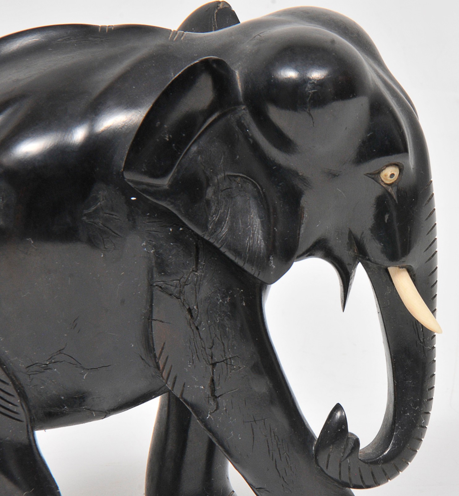 Escultura em madeira ebanizada representando " Elefante" com presas... - foto 4 de 4