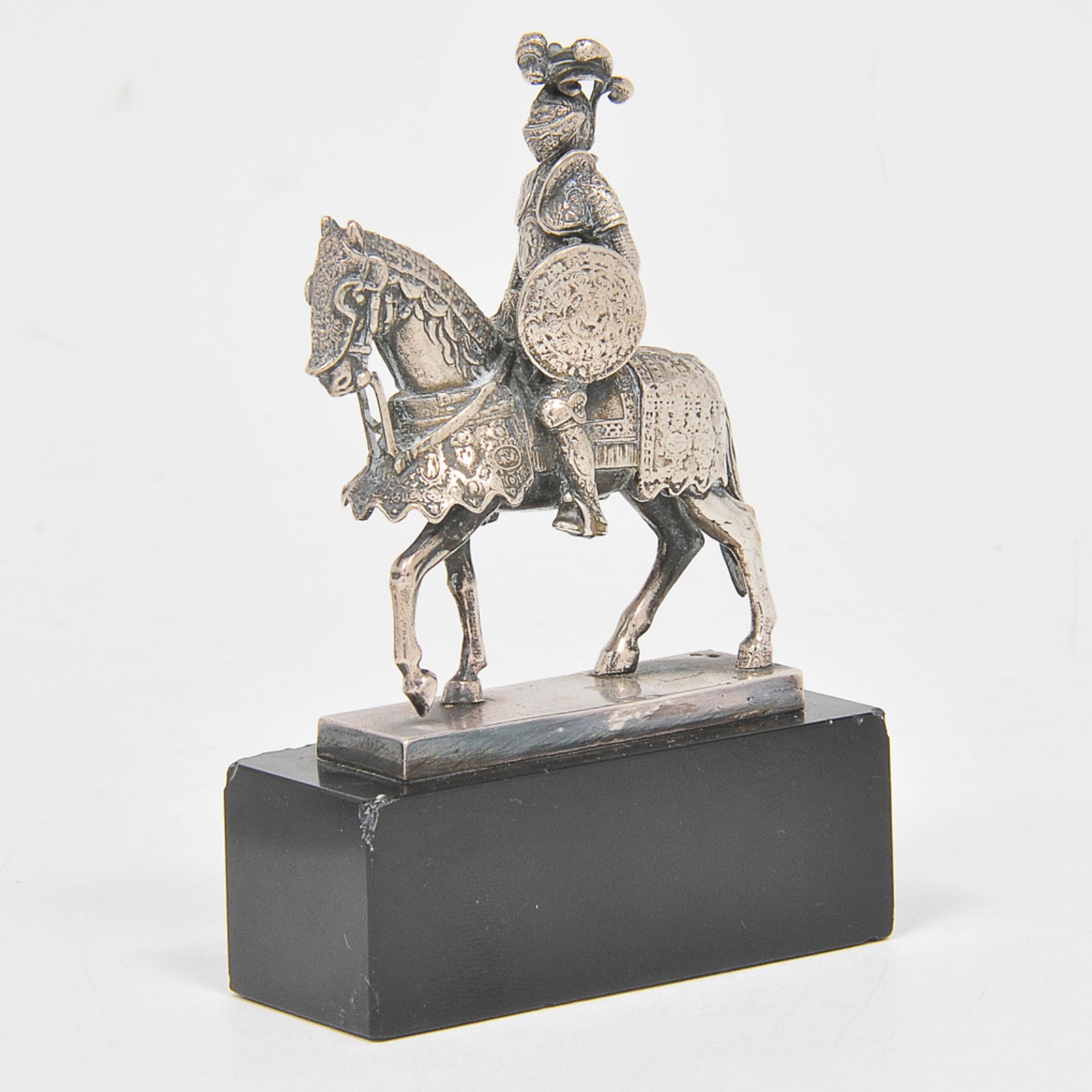 Par de estatuetas em metal prateado representando " Cavaleiros com... - foto 4 de 4