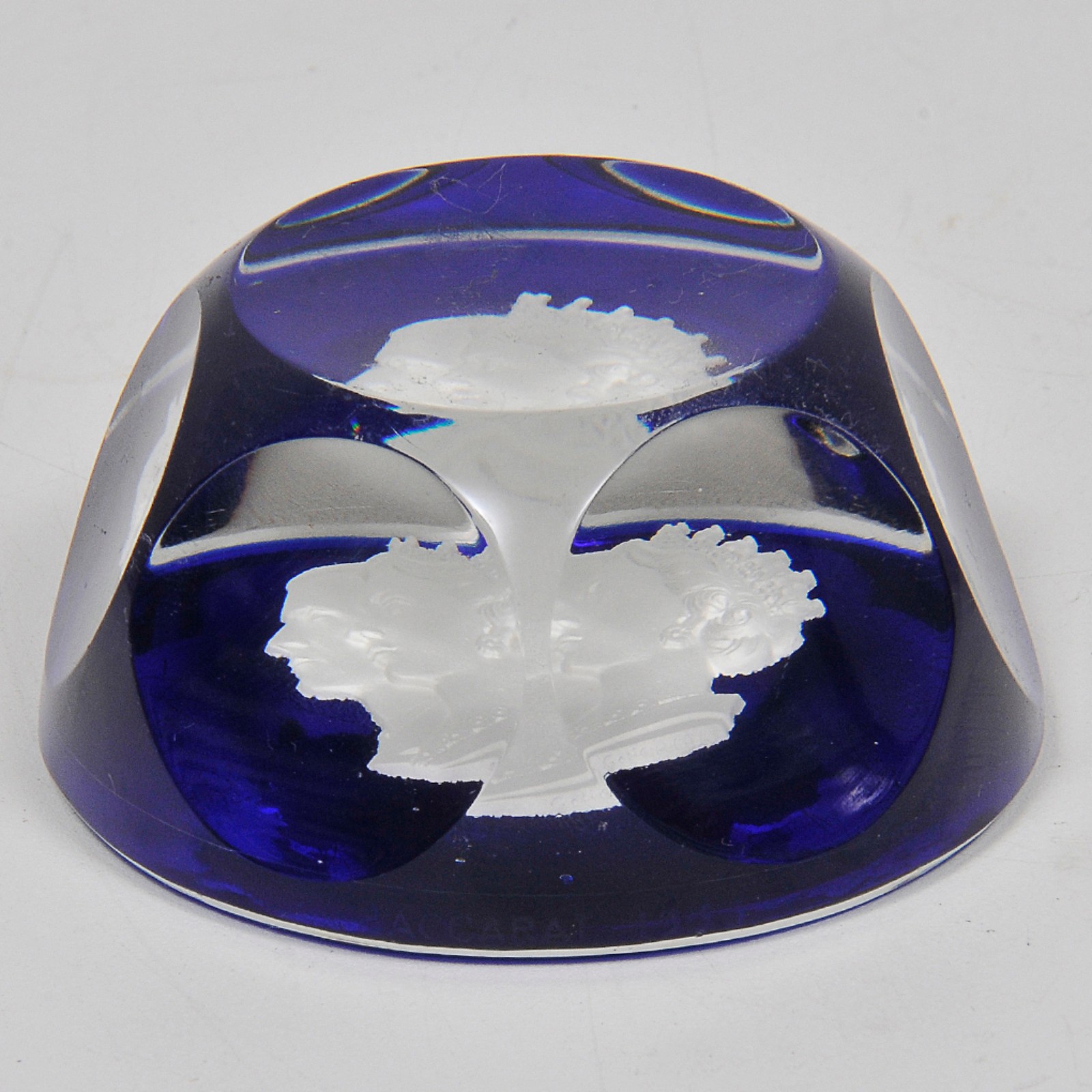 Antigo peso de papel de coleção em cristal europeu double azul... - foto 2 de 3
