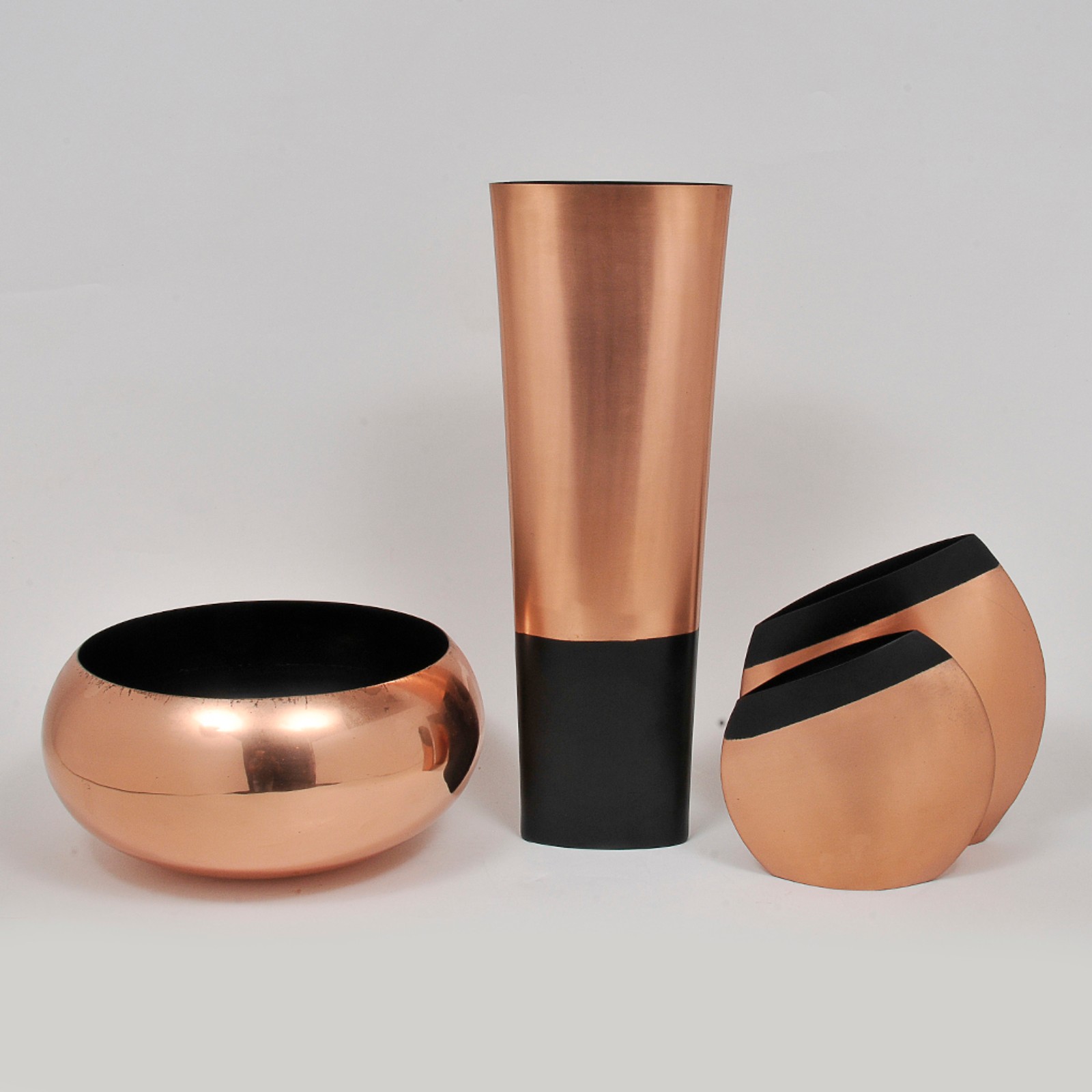Lote composto por 4 vaso floreiros em cobre com detalhes preto. - foto 1 de 5