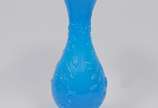 Par de antigos vaso floreiras de coleção em opa... - Par de antigos vaso floreiras de coleção em opalina francesa do séc. XIX na cor azul turquesa decorada com ramagens em alto relevo. Base e borda...