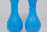 Par de antigos vaso floreiras de coleção em opa... - Par de antigos vaso floreiras de coleção em opalina francesa do séc. XIX na cor azul turquesa decorada com ramagens em alto relevo. Base e borda...