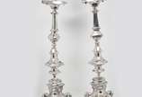 Par de toureiro em metal prateado liso estilo b... - Par de toureiro em metal prateado liso estilo barroco , construídos com elementos facetados de balaustre, anelados e carreteis. Base triangulare...