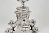 Par de toureiro em metal prateado liso estilo b... - Par de toureiro em metal prateado liso estilo barroco , construídos com elementos facetados de balaustre, anelados e carreteis. Base triangulare...