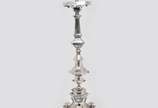 Par de toureiro em metal prateado liso estilo b... - Par de toureiro em metal prateado liso estilo barroco , construídos com elementos facetados de balaustre, anelados e carreteis. Base triangulare...