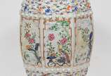 antigo tamborete de coleção em porcelana chines... - antigo tamborete de coleção em porcelana chinesa ricamente policromada decorada com fores em esmalte , galeria vazada e detalhes dourados Peça m...