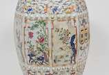 antigo tamborete de coleção em porcelana chines... - antigo tamborete de coleção em porcelana chinesa ricamente policromada decorada com fores em esmalte , galeria vazada e detalhes dourados Peça m...