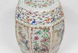 antigo tamborete de coleção em porcelana chines... - antigo tamborete de coleção em porcelana chinesa ricamente policromada decorada com fores em esmalte , galeria vazada e detalhes dourados Peça m...