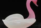 Escultura em vidro de Murano anos 60/70 nos ton... - Escultura em vidro de Murano anos 60/70 nos tons rose e leitoso n formato de " Cisne ". Peça apresenta discretos bicados. 