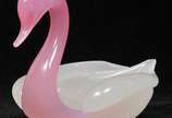 Escultura em vidro de Murano anos 60/70 nos ton... - Escultura em vidro de Murano anos 60/70 nos tons rose e leitoso n formato de " Cisne ". Peça apresenta discretos bicados. 