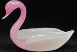 Escultura em vidro de Murano anos 60/70 nos ton... - Escultura em vidro de Murano anos 60/70 nos tons rose e leitoso n formato de " Cisne ". Peça apresenta discretos bicados. 