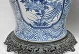 Par de lindos e grande vaso palacianos em porce... - Par de lindos e grande vaso palacianos em porcelana oriental nas cores azul e branco do séc. XX decorada com flores e aves em esmalte e pega da ...