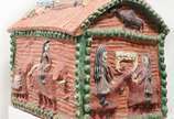 Antônio Poteiro (1925-2010), Sem título - Escultura em forma de arca em barro cozido e pintado em formato de casa com figuras em alto relevo, base  em madeira nobre patinada na cor branca.