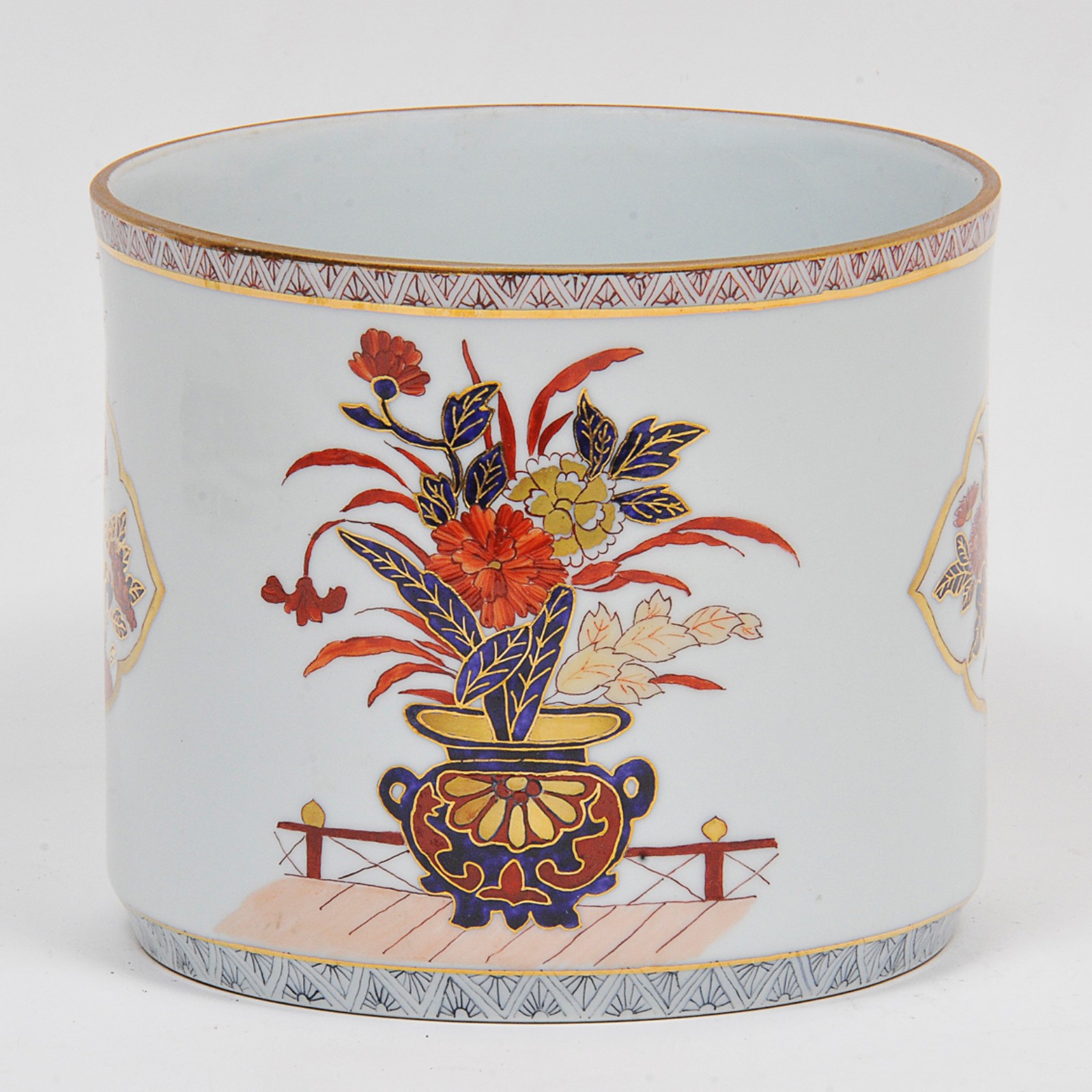 Cachepot em porcelana nacional na cor branca decorada com vaso de... - foto 1 de 3