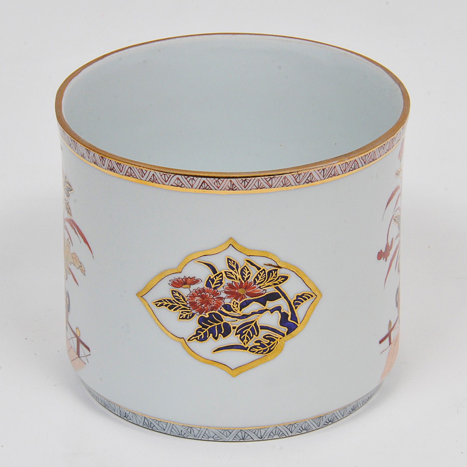 Cachepot em porcelana nacional na cor branca decorada com vaso de... - foto 2 de 3