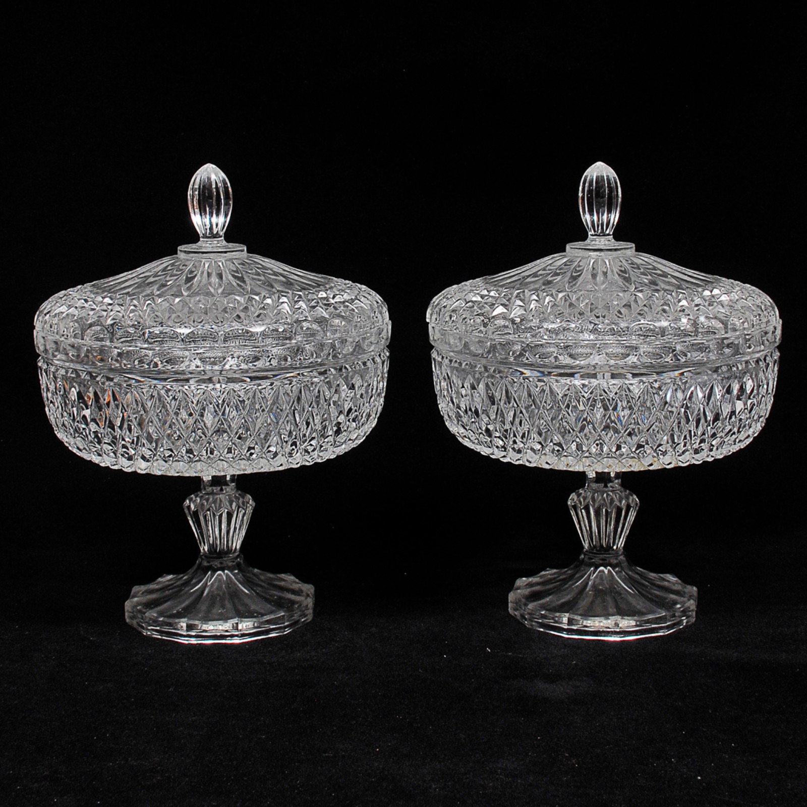 Par de elegantes compoteiras altas em grosso cristal europeu... - foto 1 de 4