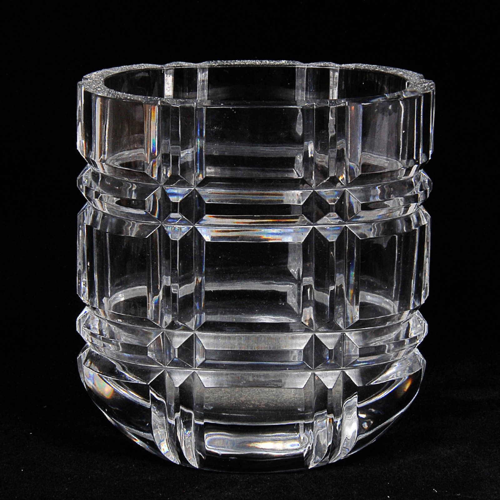 Elegante vaso floreira em monobloco de cristal europeu translúcido... - foto 1 de 2