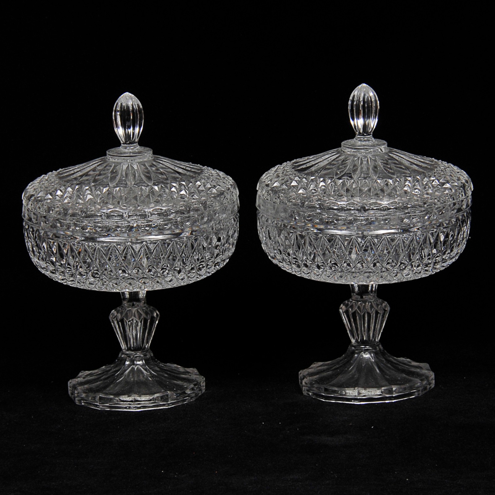 Par de elegantes compoteiras altas em grosso cristal europeu da... - foto 1 de 2