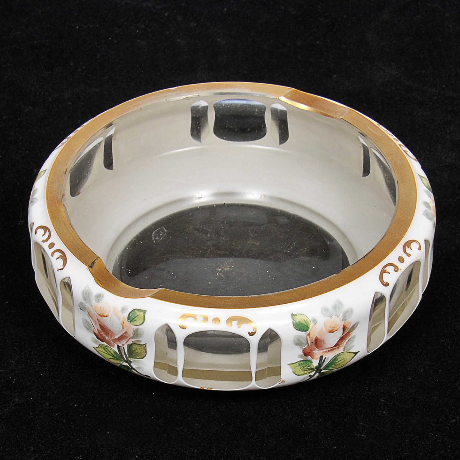 Cinzeiro para charuto em cristal overlay branco com detalhes dourados... - foto 2 de 2