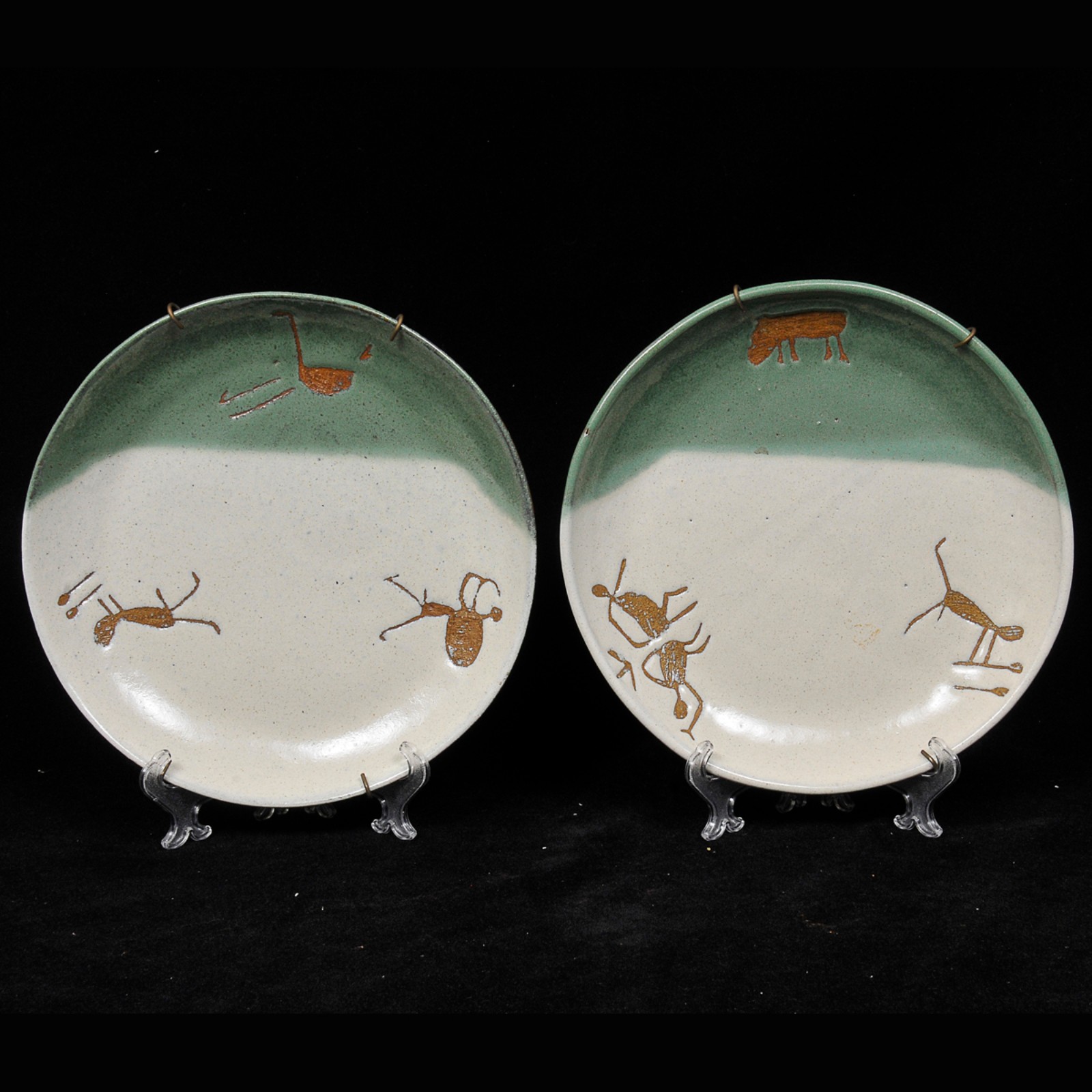 Conjunto de 3 pratos em porcelana com decoração rupestre nos tons... - foto 2 de 7