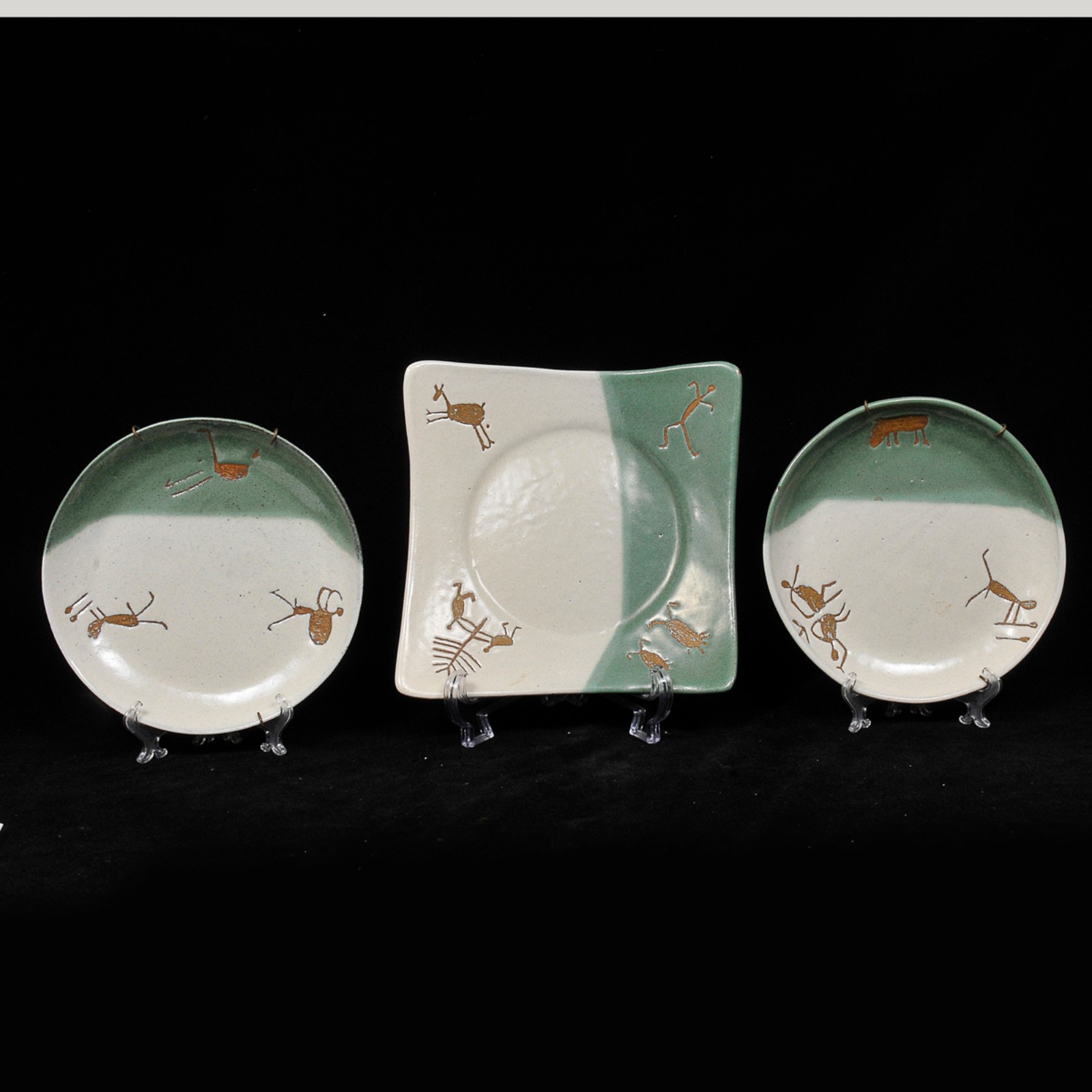 Conjunto de 3 pratos em porcelana com decoração rupestre nos tons... - foto 1 de 7