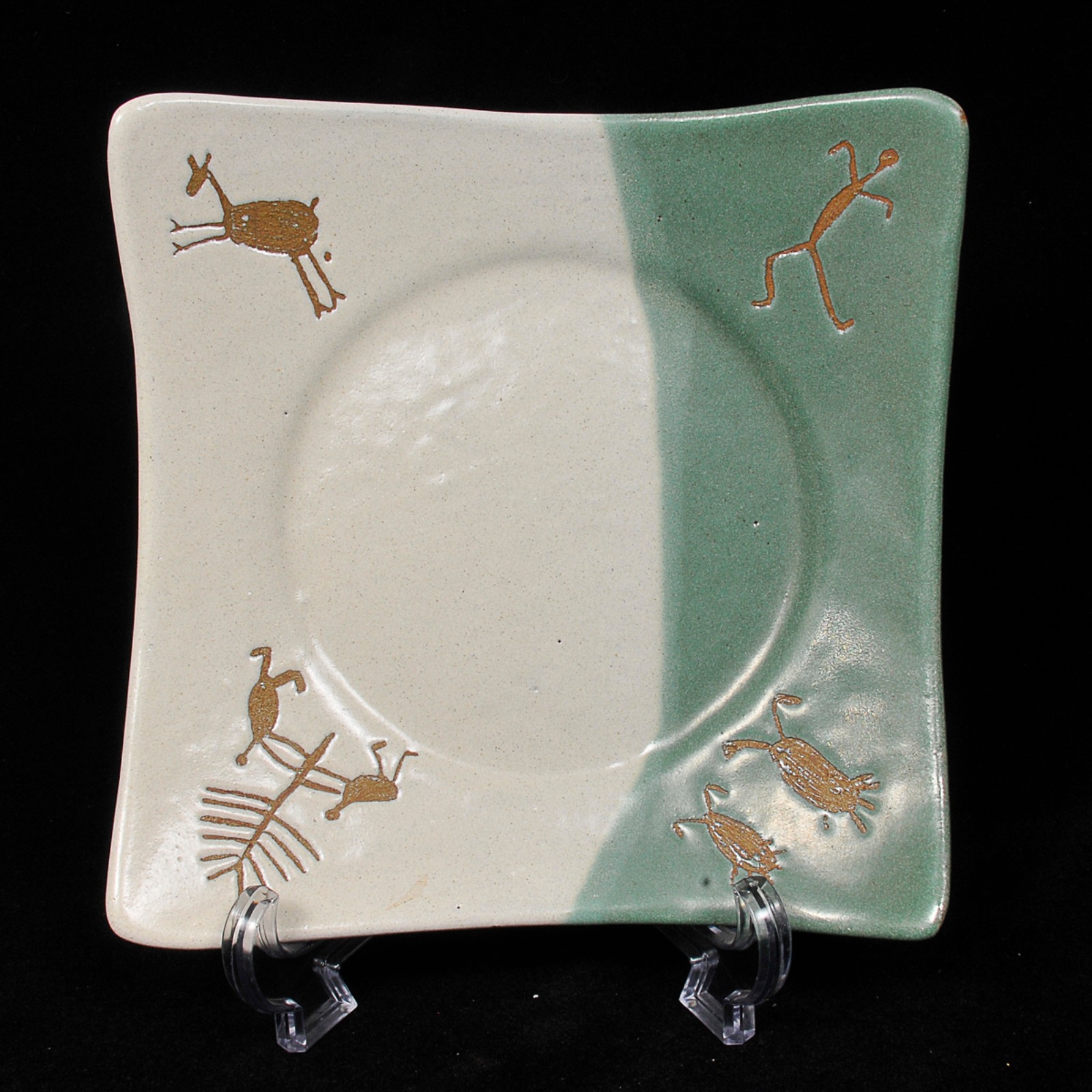Conjunto de 3 pratos em porcelana com decoração rupestre nos tons... - foto 6 de 7
