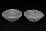 Par de baleiros em demi cristal translúcido ric... - Par de baleiros em demi cristal translúcido ricamente lapidado com volutas e guinadas em relevo. 