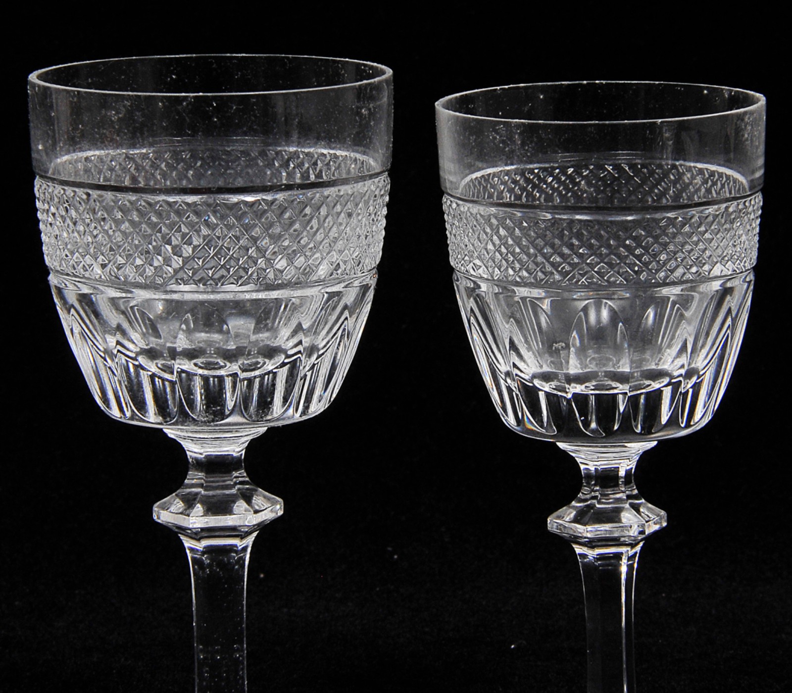 Elegante conjunto de taças em fino cristal translúcido ricamente... - foto 3 de 4