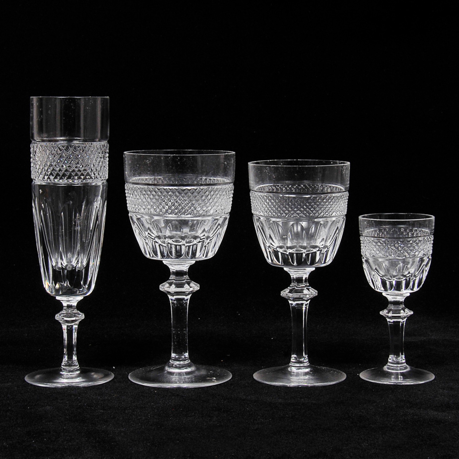 Elegante conjunto de taças em fino cristal translúcido ricamente... - foto 2 de 4