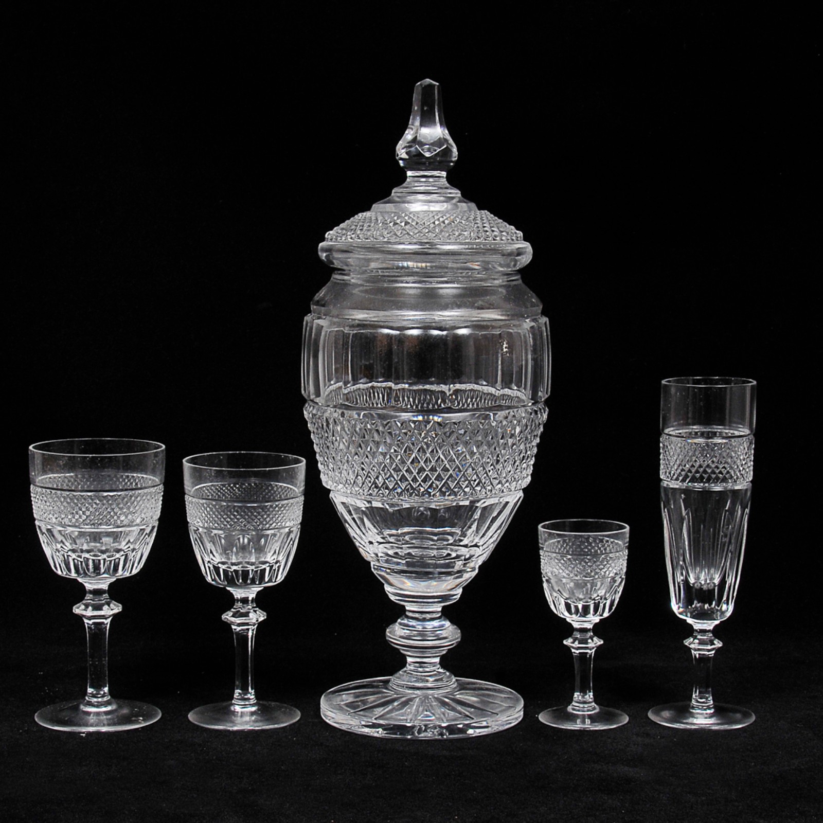 Elegante conjunto de taças em fino cristal translúcido ricamente... - foto 1 de 4