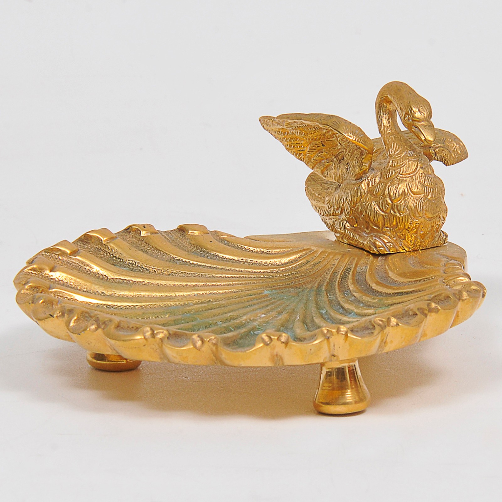 Linda saboneteira confeccionada em bronze dourado ricamente cinzelado... - foto 1 de 2
