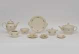 Vista Alegre (1824),  - VISTA ALEGRE (PORTUGAL) - Aparelho de chá e café em porcelana portuguesa manufatura Vista Alegre na cor marfim decorada com flores com detalhes dourad