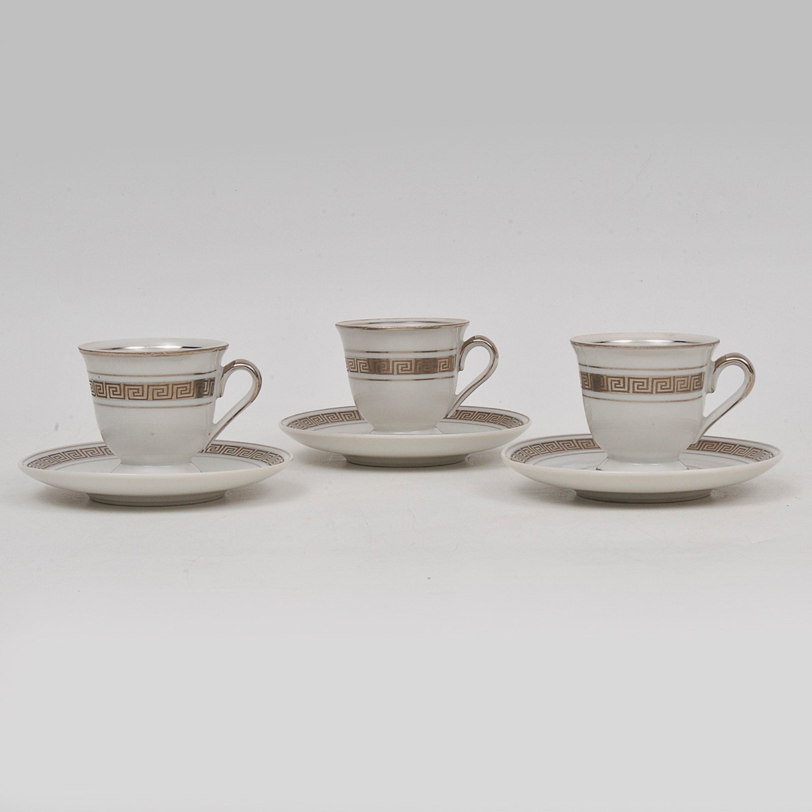 Conjunto de 9 xícaras de cafe com pires em porcelana nacional... - foto 1 de 4