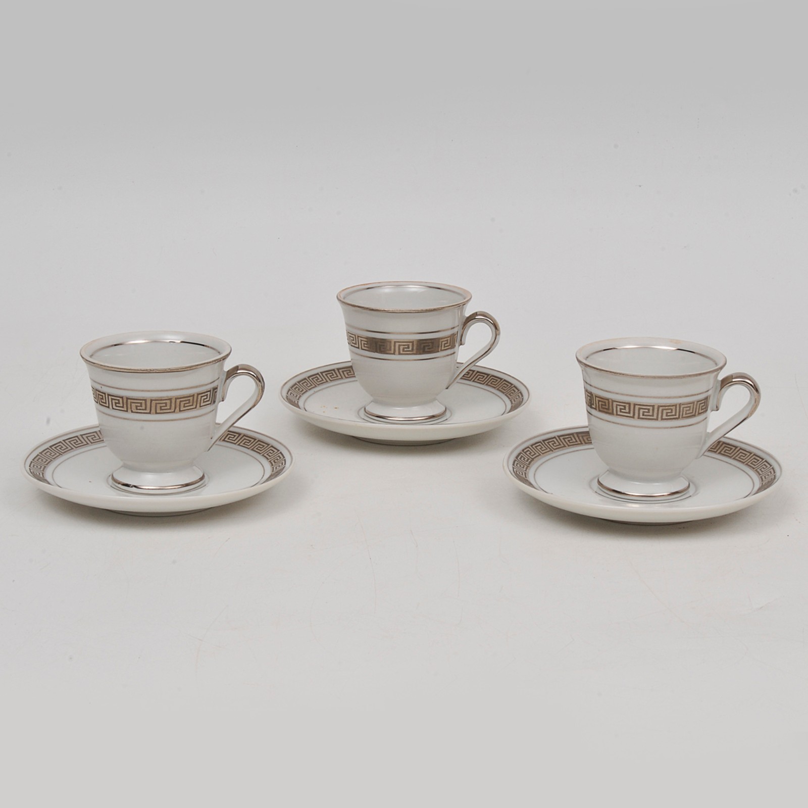 Conjunto de 9 xícaras de cafe com pires em porcelana nacional... - foto 2 de 4