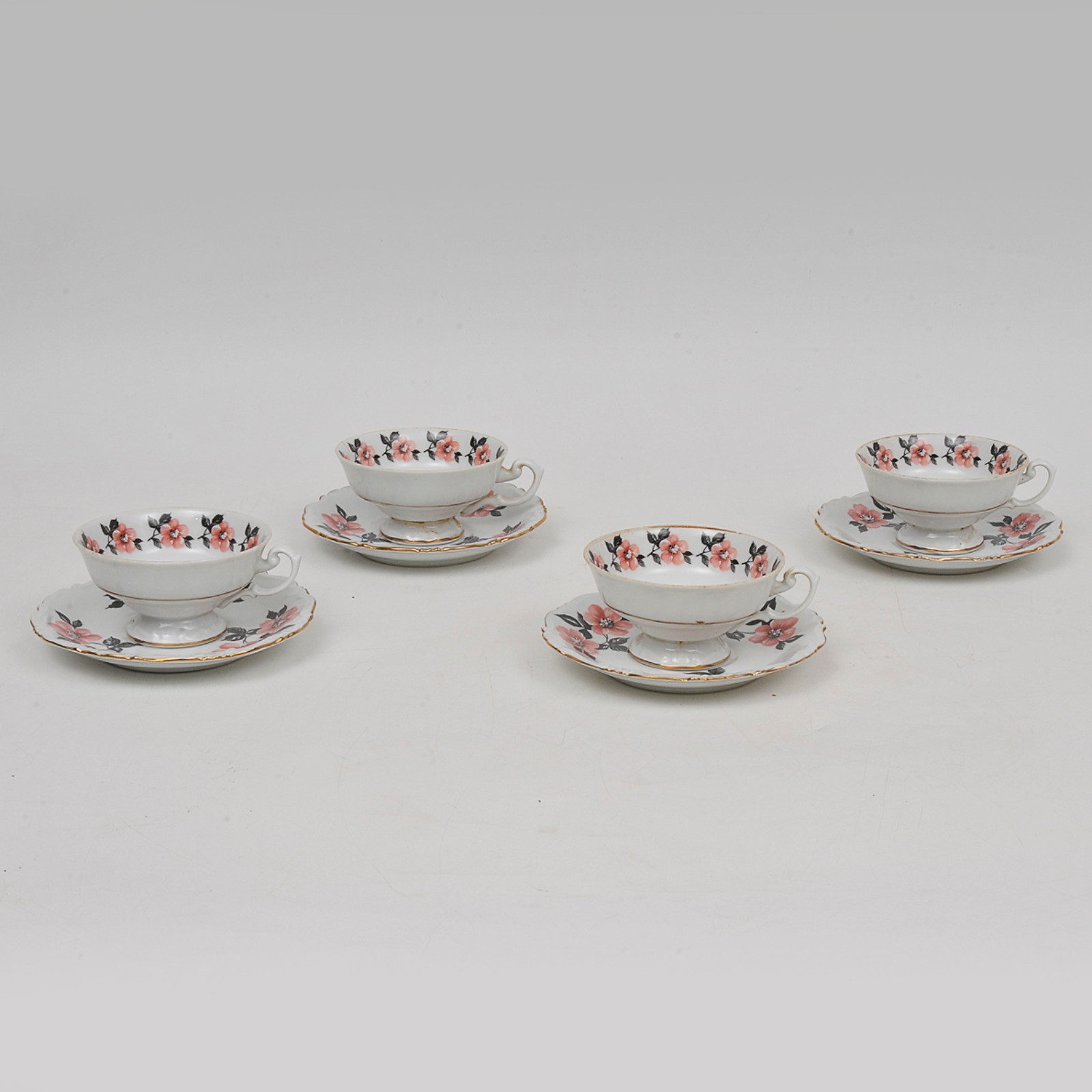 Conjunto com 4 xícaras de café em porcelana na cor branca decorada... - foto 2 de 5