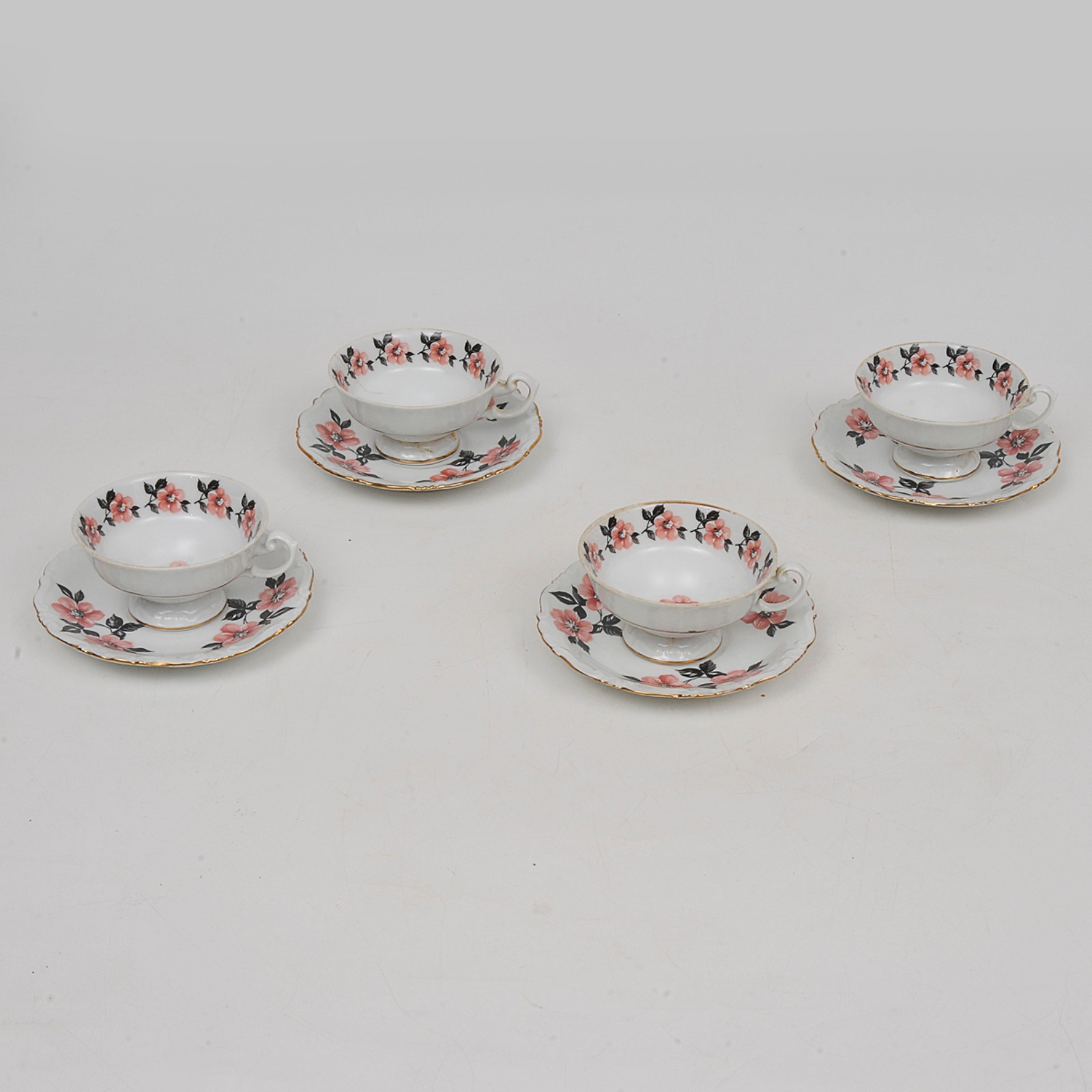 Conjunto com 4 xícaras de café em porcelana na cor branca decorada... - foto 3 de 5