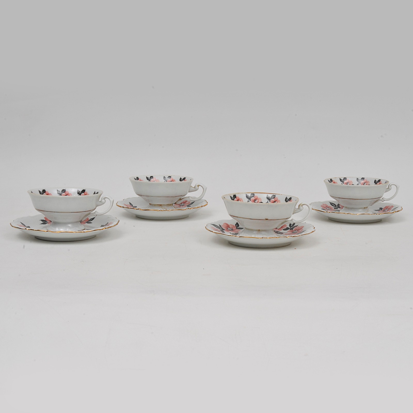 Conjunto com 4 xícaras de café em porcelana na cor branca decorada... - foto 1 de 5