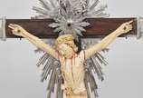 Jesus Cristo - Belo e raro crucifixo com Cristo (séc. XVIII ) em marfim indo-português de Goa século XVIII com cruz em madeira nobre, ponteiras mandorlas e resplendo