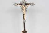 Jesus Cristo - Belo e raro crucifixo com Cristo (séc. XVIII ) em marfim indo-português de Goa século XVIII com cruz em madeira nobre, ponteiras mandorlas e resplendo
