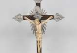 Jesus Cristo - Belo e raro crucifixo com Cristo (séc. XVIII ) em marfim indo-português de Goa século XVIII com cruz em madeira nobre, ponteiras mandorlas e resplendo