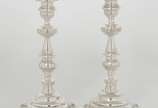 Par de castiçais em prata brasileira, lavrados ... - Par de castiçais em prata brasileira, lavrados e ornados com frisos geométricos. <br>Hastes construídas com segmentos de balaustre e anelados. B...