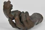 François-Auguste-René Rodin (atribuido),  - Mão com torso em bronze - Ass. na peça, Séc. XX <br><br>Lote não exposto. Em caso de arremate, a retirada deverá ser agendada com a organização do lei
