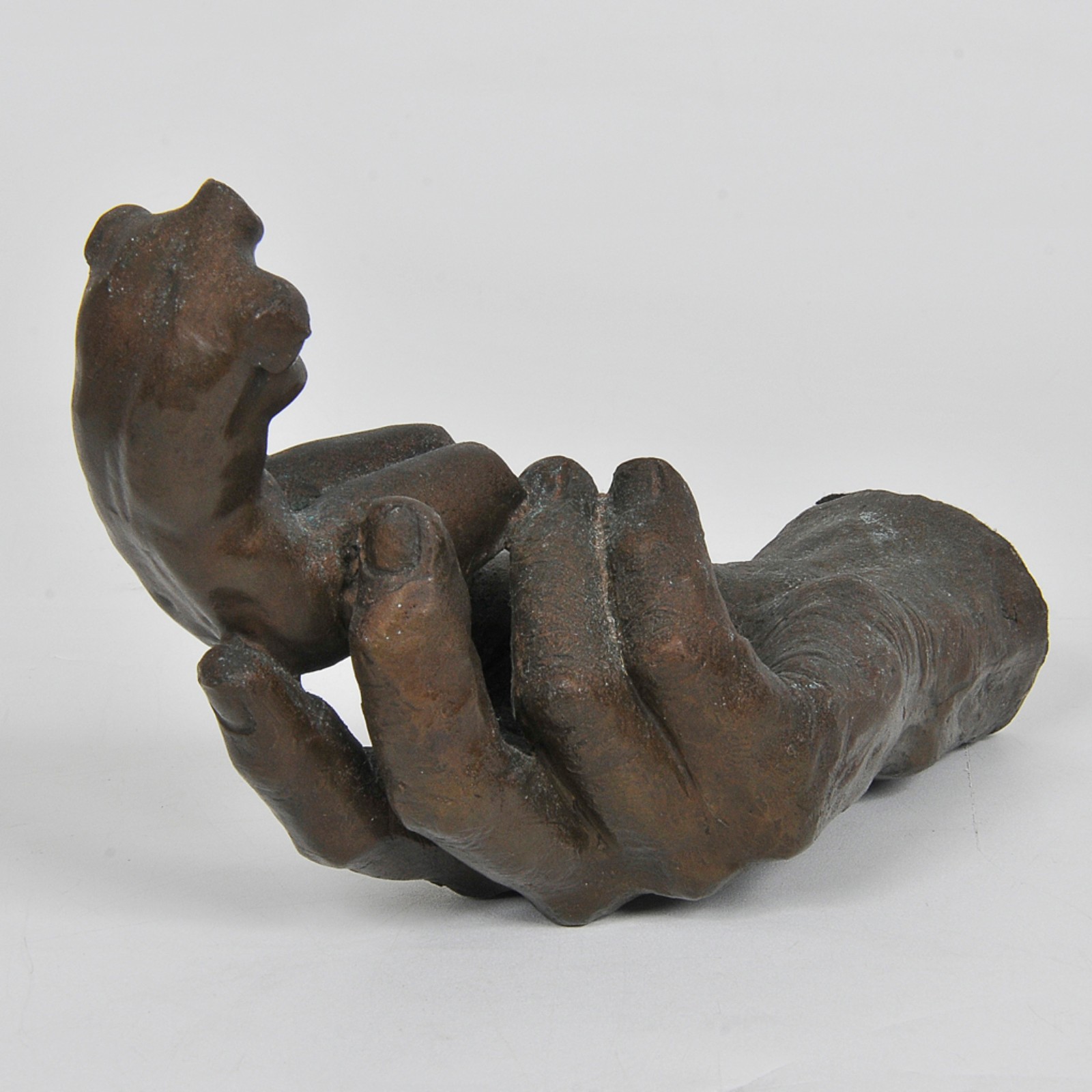 Mão com torso em bronze - Ass. na peça, Séc. XX Lote não exposto. Em... - foto 4 de 6