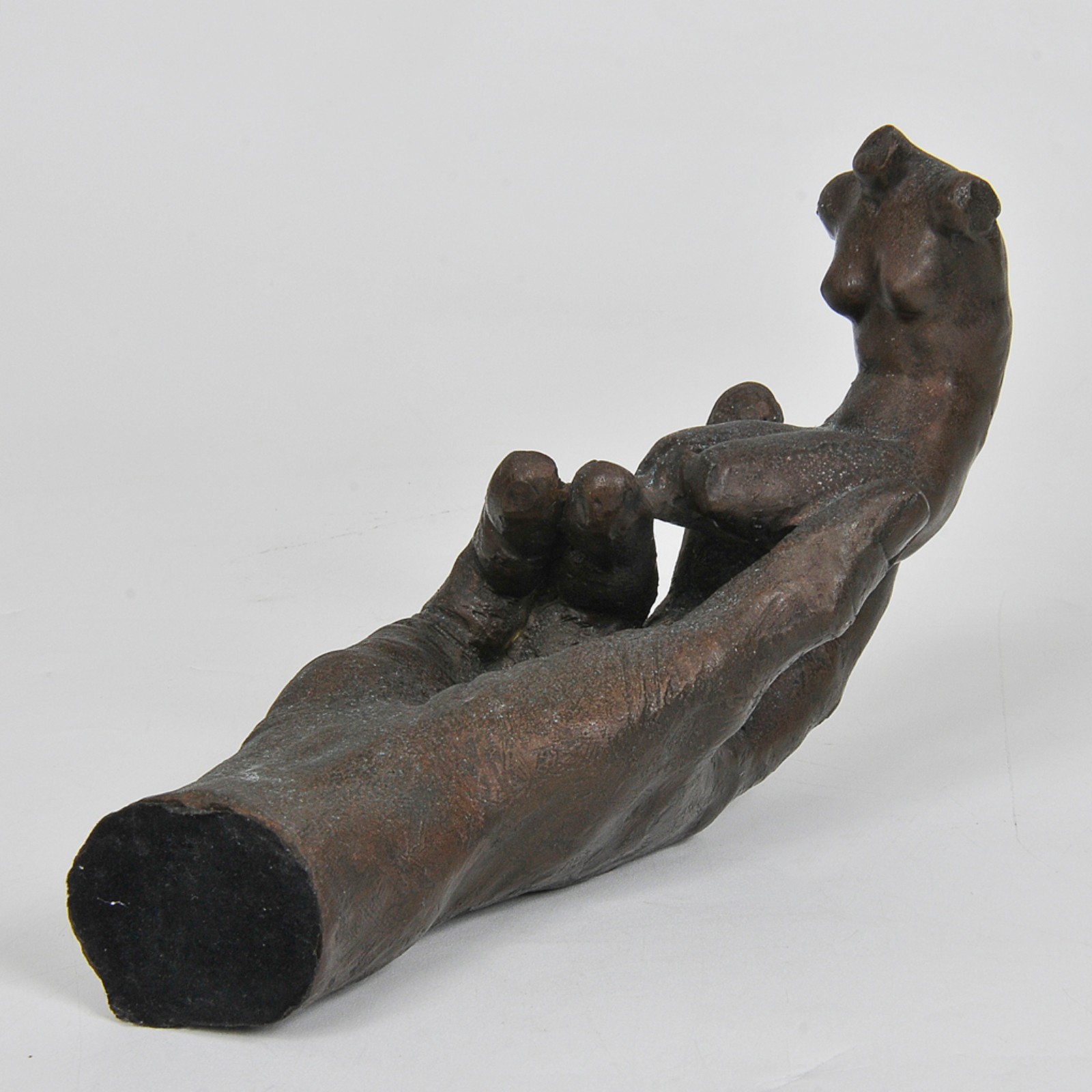 Mão com torso em bronze - Ass. na peça, Séc. XX Lote não exposto. Em... - foto 2 de 6