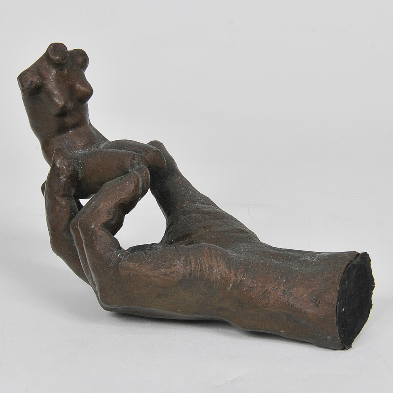 Mão com torso em bronze - Ass. na peça, Séc. XX Lote não exposto. Em... - foto 1 de 6