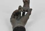 François-Auguste-René Rodin (atribuido),  - Mão com torso em bronze - Ass. na peça, Séc. XX <br><br>Lote não exposto. Em caso de arremate, a retirada deverá ser agendada com a organização do lei
