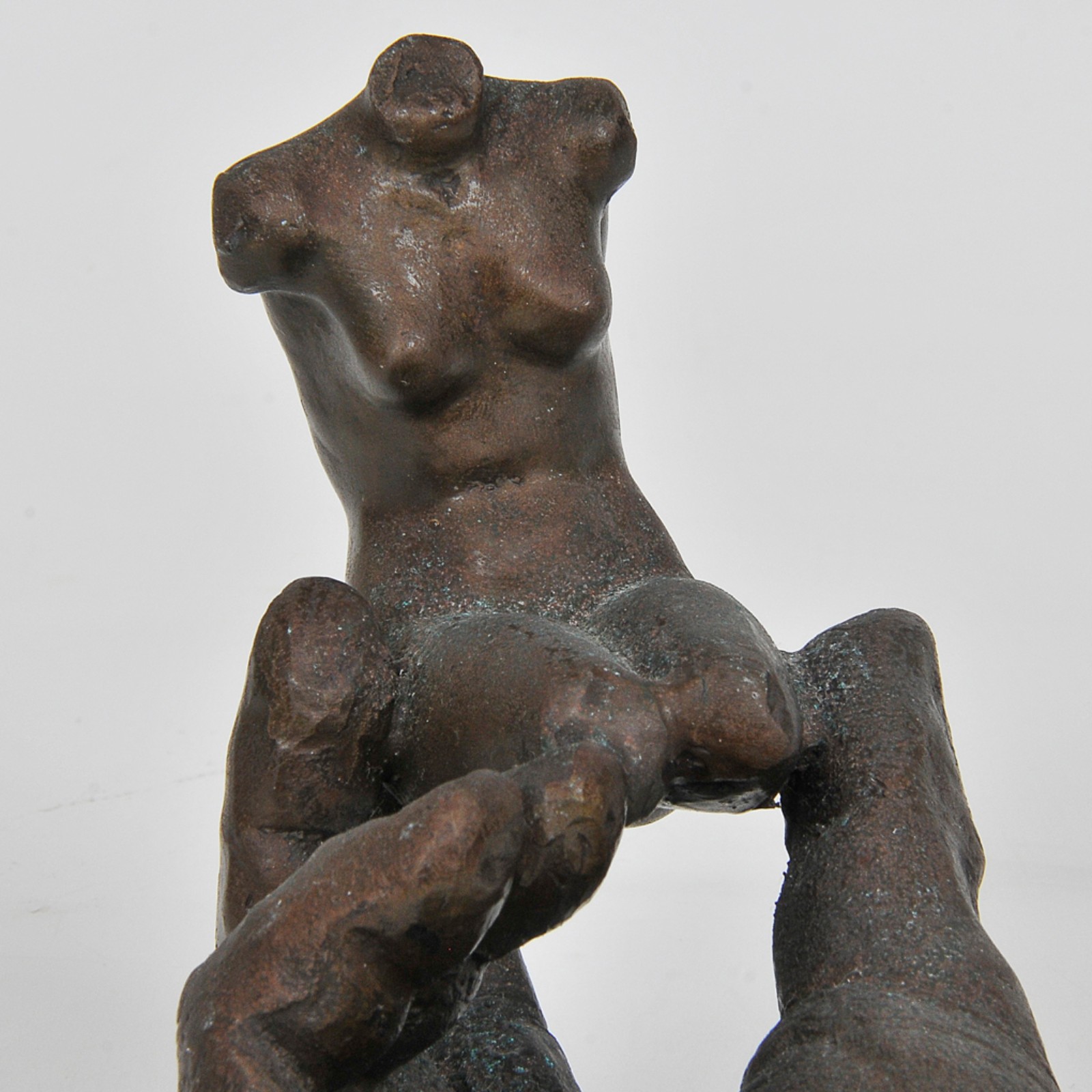 Mão com torso em bronze - Ass. na peça, Séc. XX Lote não exposto. Em... - foto 3 de 6