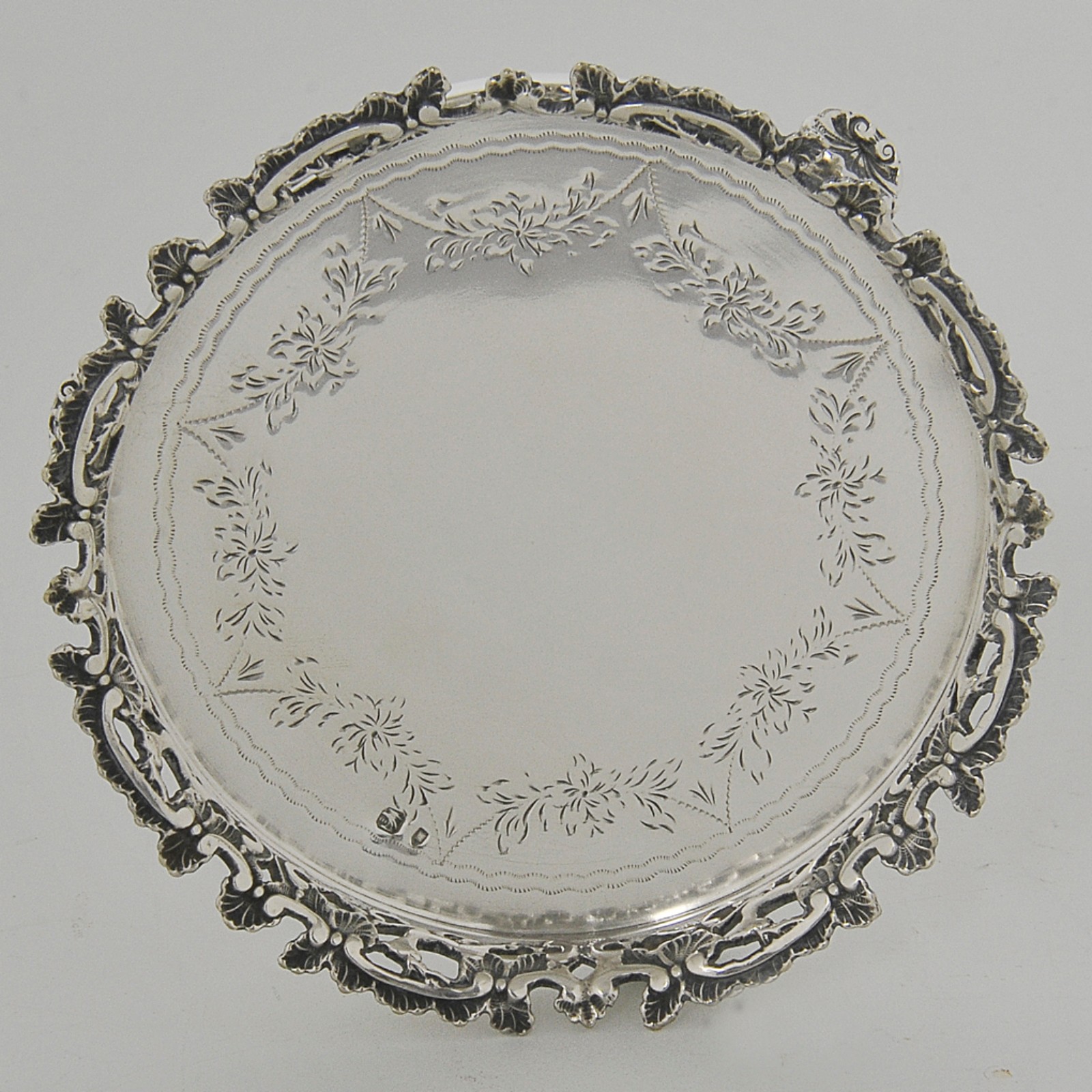Conjunto com 3 salvas em prata com galerias vazadas. Centros gravados... - foto 10 de 10