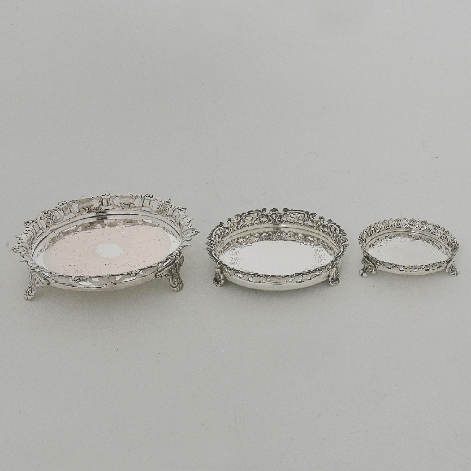 Conjunto com 3 salvas em prata com galerias vazadas. Centros gravados... - foto 1 de 10