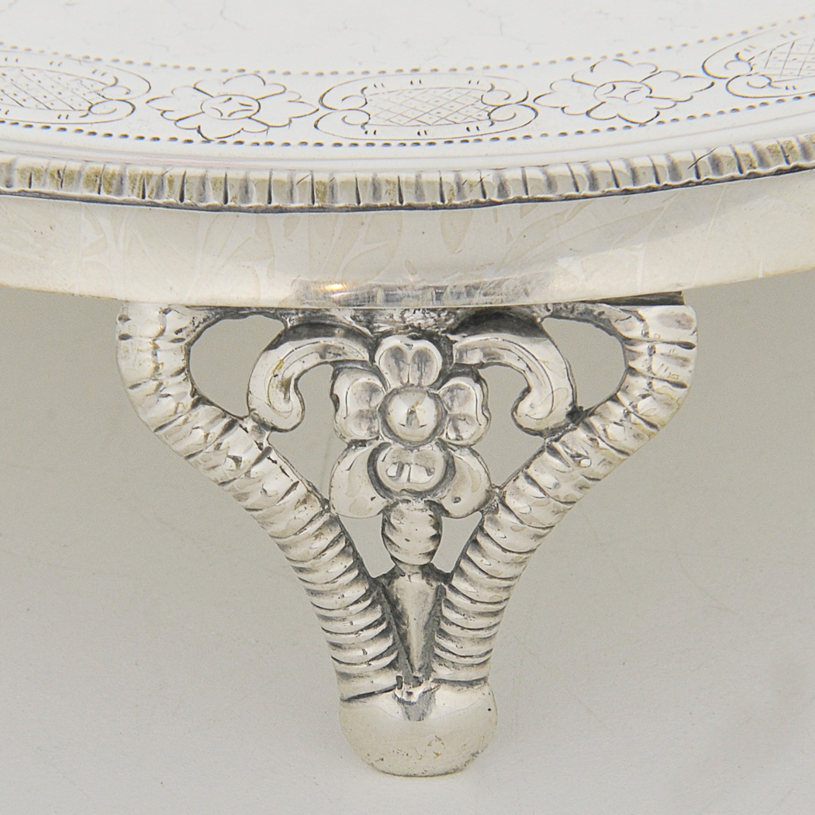 Salva em prata brasileira, lavrada com borda ornamentada por friso de... - foto 2 de 4